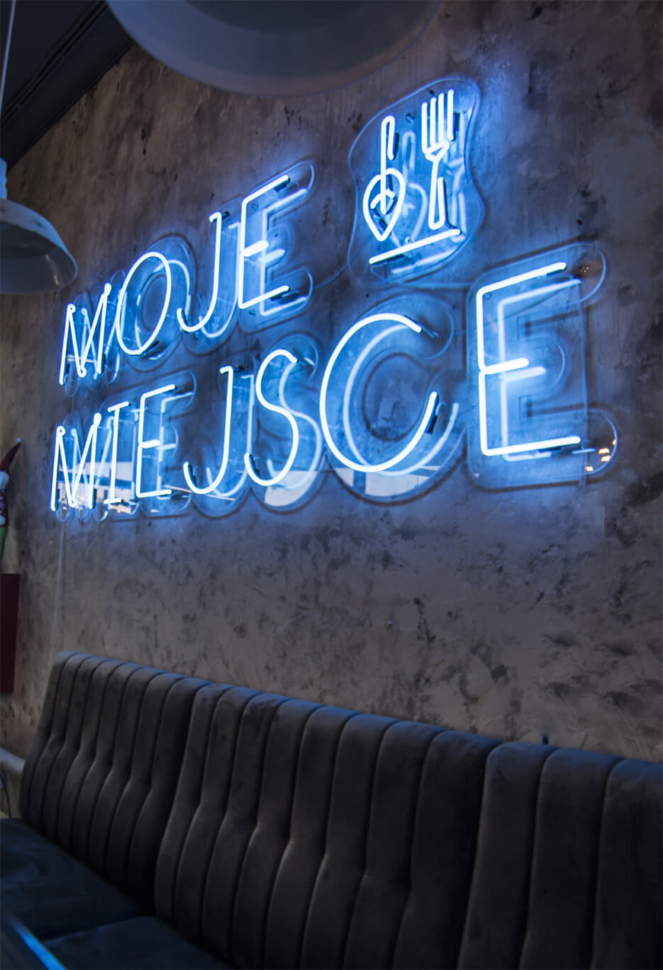 my-place-neon-light-on-a-concrete-wall-neon-interieur-restaurant-reclame-met-neon-logo-reclame-neon-literatuur-neon-order